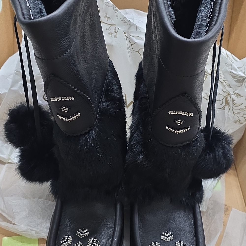MANITOBAH MUKLUKO  Black Fur-Trimmed Women's Winter Boots